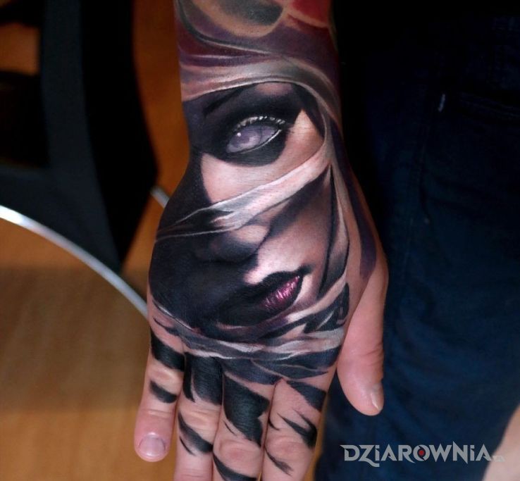 Tatuaż portret 3d w motywie 3D na dłoni