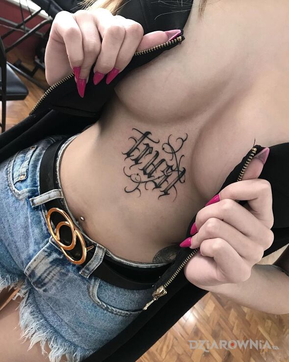 Tatuaż zaufanie w motywie czarno-szare i stylu kaligrafia na brzuchu