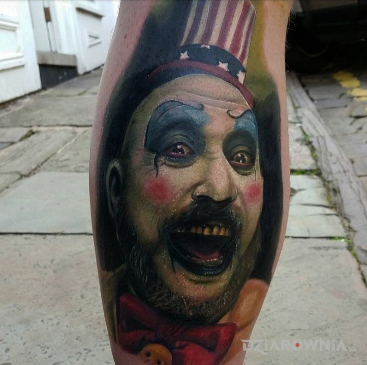 Tatuaż szalony clown w motywie 3D na łydce