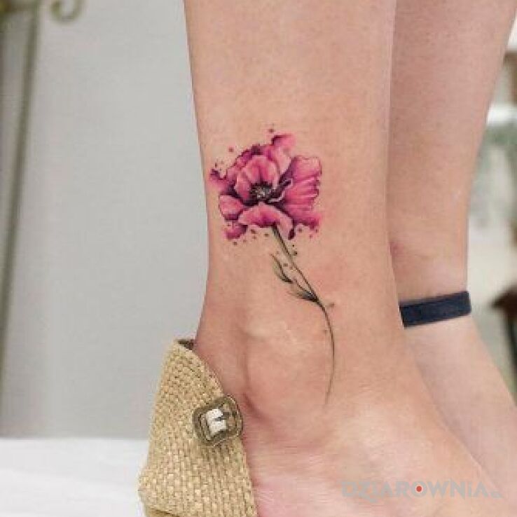 Tatuaż Troszkę akwareli w motywie kwiaty i stylu watercolor przy kostce