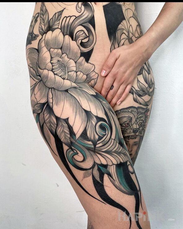 Tattoo Big flower 😛 in black and gray motif and graphic / illustrative style on the hip