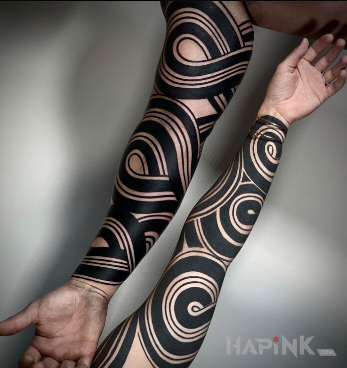 Tattoo Czarne zawijance in other motif and blackwork / blackout style on the bicep