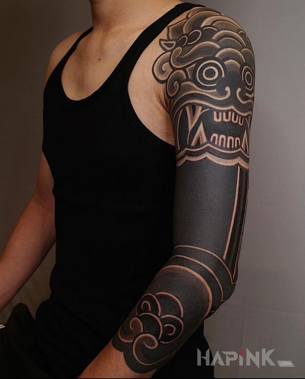 Tattoo Chiński lew in black and gray motif and blackwork / blackout style on the upper arm