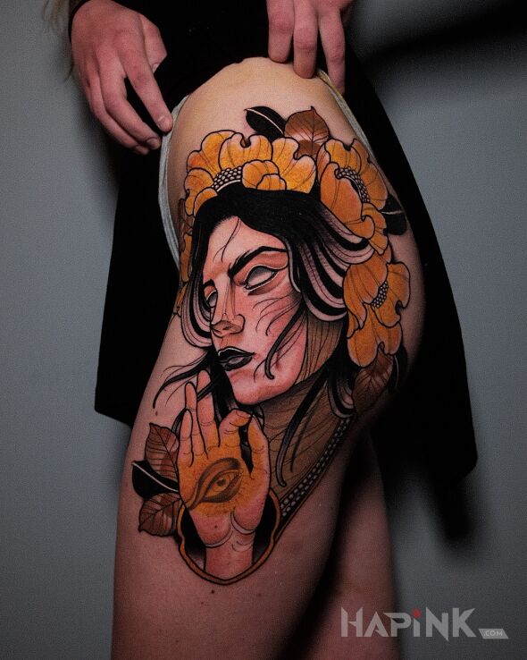Tattoo Kobieta / Kwiaty in faces motif and neo-traditional style on the hip