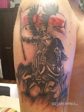 Tatuaż husarz w motywie patriotyczne na ramieniu