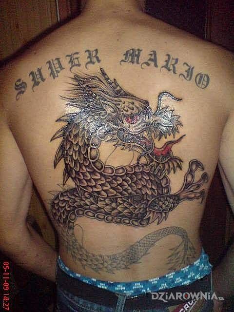 Tatuaż supermario w motywie napisy na plecach