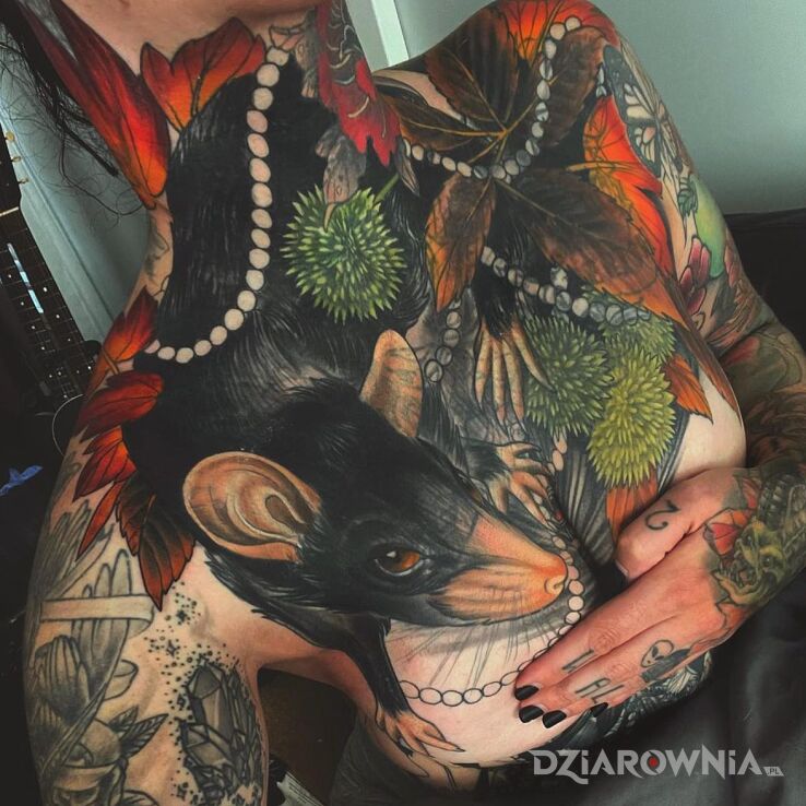 Tatuaż czarny szczurek w motywie zwierzęta i stylu neotradycyjne na gardle