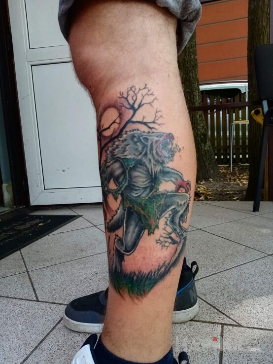 Tattoo Wilkołak in characters motif and graphic / illustrative style on the leg