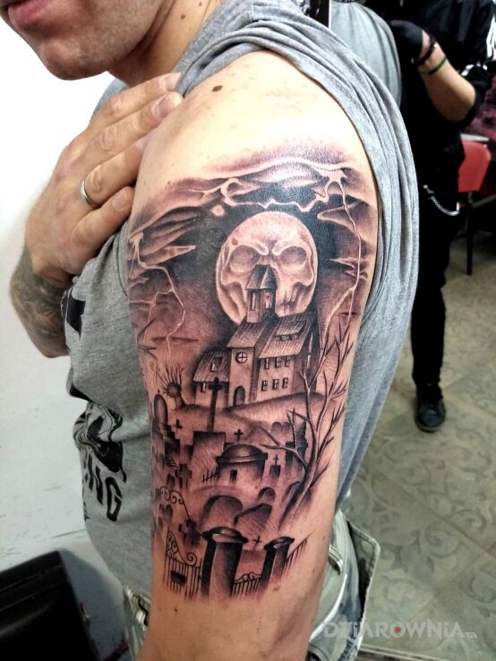 Tatuaż cmentarz w motywie czarno-szare i stylu graficzne / ilustracyjne na bicepsie