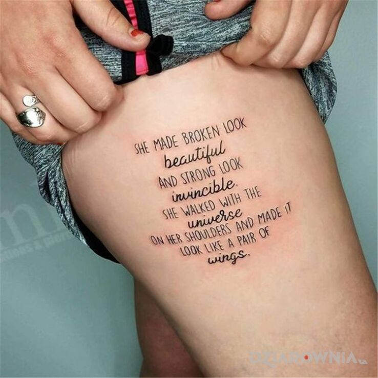 Tatuaż skomplikowany cytat w motywie napisy i stylu kaligrafia na udzie