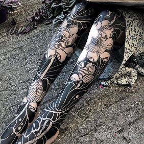 Tatuaż Czarne nóżki na nodze motyw: kwiaty styl: blackwork / blackout