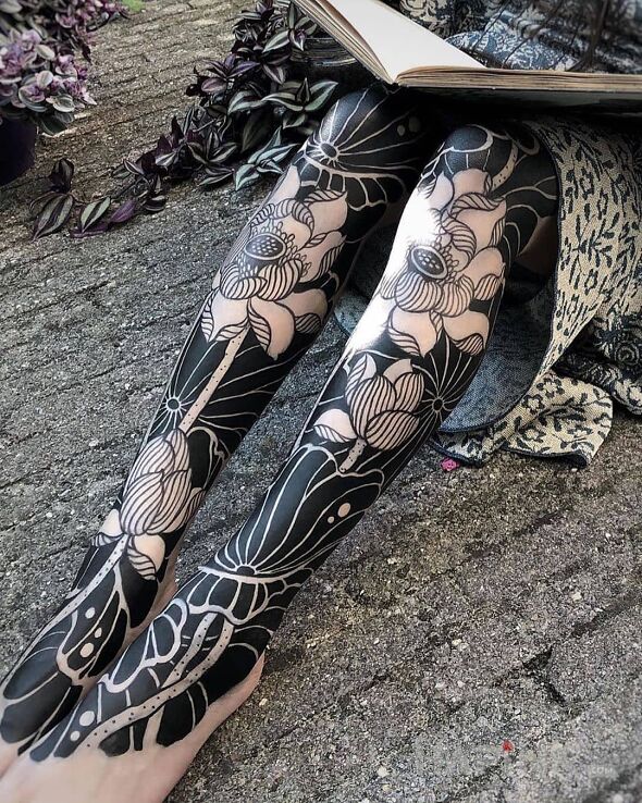 Tattoo Czarne nóżki in floral motif and blackwork / blackout style on the foot