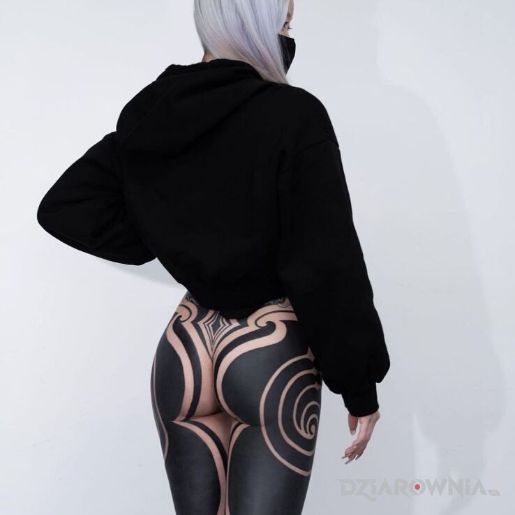 Tatuaż Sexy kształty i czarny kolor w motywie pozostałe i stylu blackwork / blackout na nodze