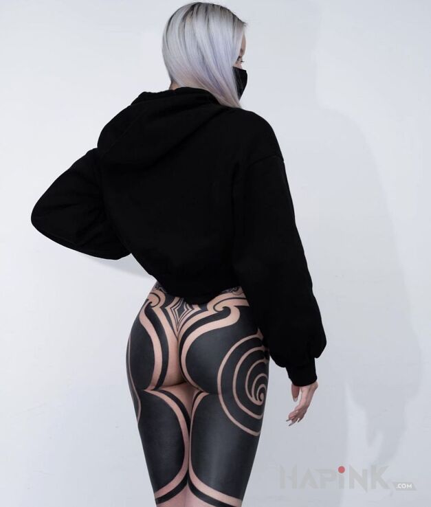 Tattoo Sexy kształty i czarny kolor in other motif and blackwork / blackout style on the leg