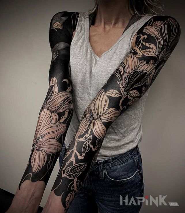 Tattoo Kwiaty na czarnym tle in floral motif and graphic / illustrative style on the upper arm