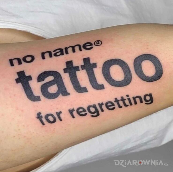 Tatuaż  bez imienia w motywie napisy na bicepsie