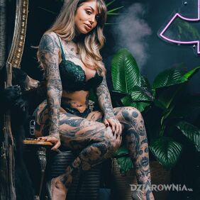 Tatuaż Wytatuowana na 6+ na udzie motyw: rękawy styl: realistyczne