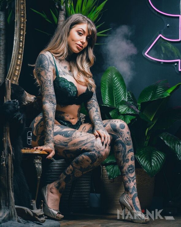 Tattoo Wytatuowana na 6+ in faces motif and realistic style on the thigh
