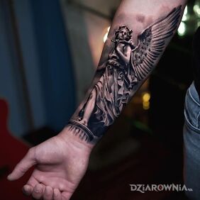 Tatuaż Victoria na przedramieniu motyw: postacie styl: realistyczne