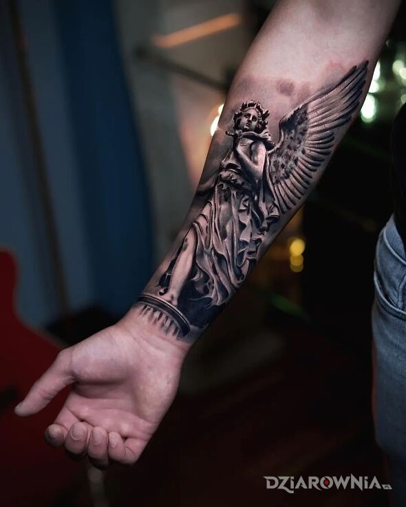 Tatuaż victoria w motywie czarno-szare i stylu realistyczne na przedramieniu