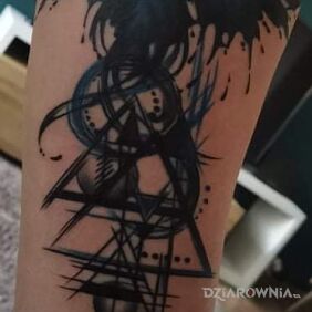 Tatuaż Feniks na przedramieniu motyw: fantasy styl: geometryczne