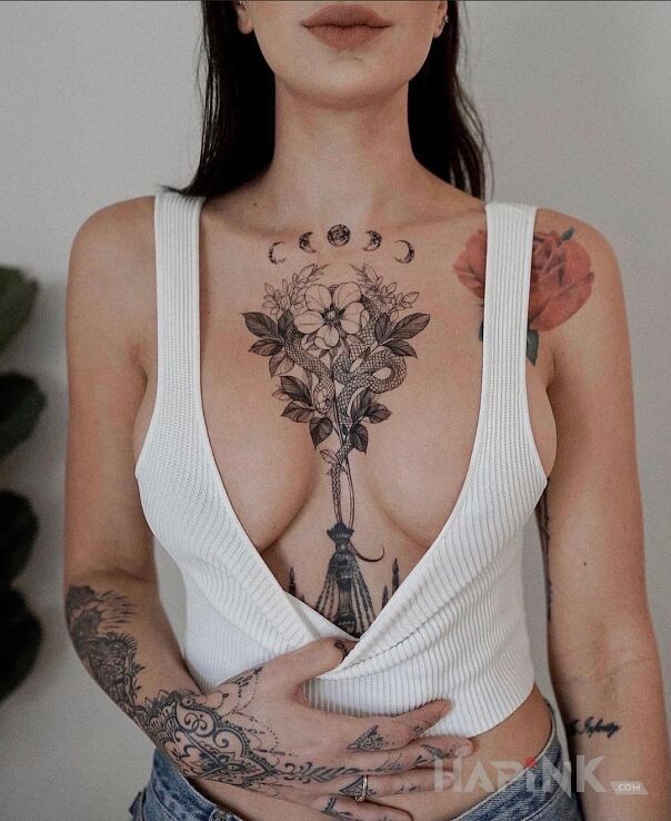 Tattoo Wąż wyłaniajcy się z kwiatów in flowers motif and graphic / illustrative style on the hand