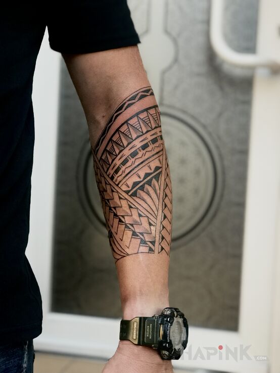 Tattoo Tatuaż w stylu Polinezyjskim in black and gray motif and Polynesian style on the forearm
