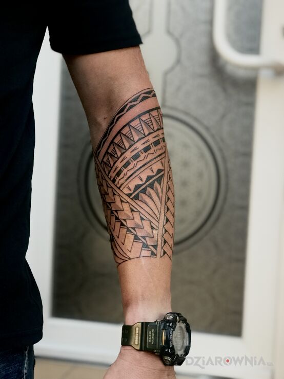 Tatuaż  w stylu polinezyjskim w motywie czarno-szare i stylu polinezyjskie na ręce