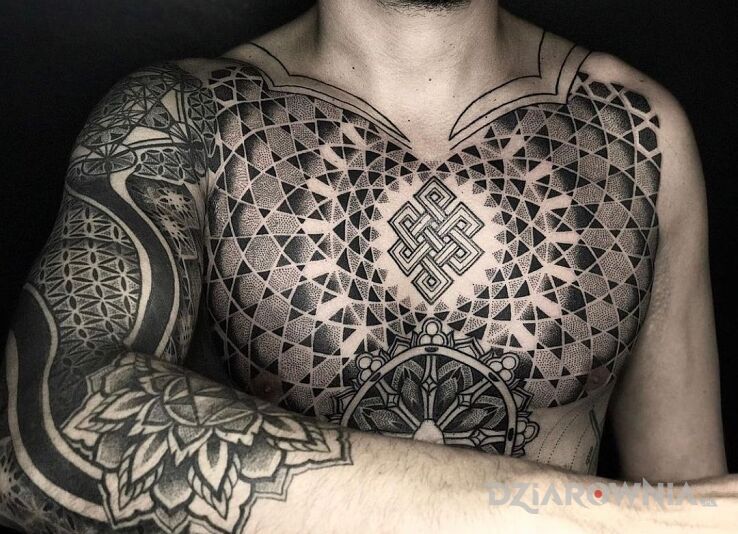 Tatuaż fanatyk równych kształtów w motywie mandale i stylu geometryczne na przedramieniu