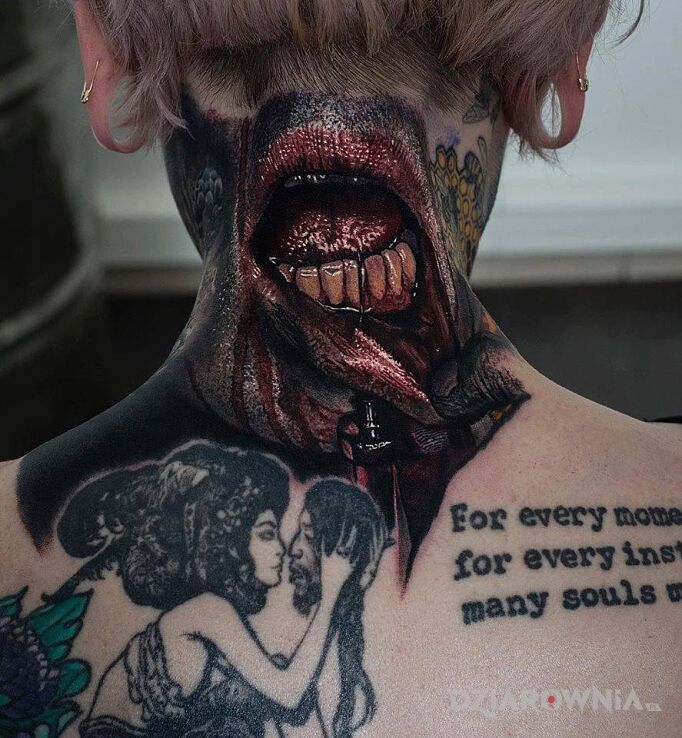 Tatuaż tak jakby realistycze usta w motywie mroczne i stylu realistyczne na karku
