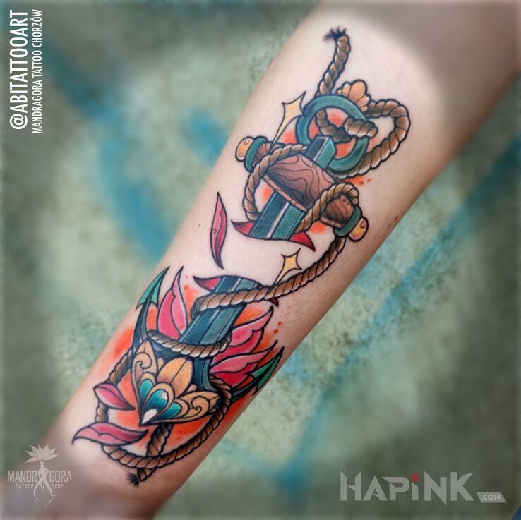Tattoo Kotwica in objects motif and neo-traditional style On the arm