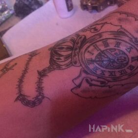 Tattoo Time is chasing us on the forearm motif: objects
