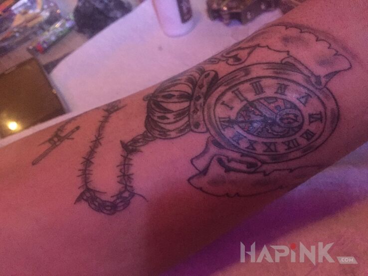 Tattoo Czas goni nas in objects motif on the forearm