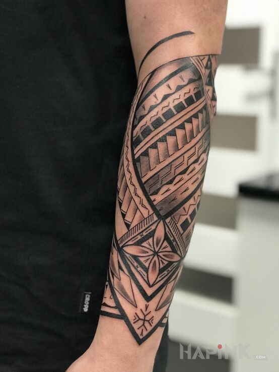 Tattoo Polinezyjski tatuaż Samoa in black and gray motif and Polynesian style On the arm