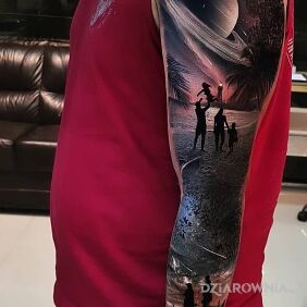 Tatuaż Mamy kosmos na ramieniu motyw: kosmos styl: realistyczne