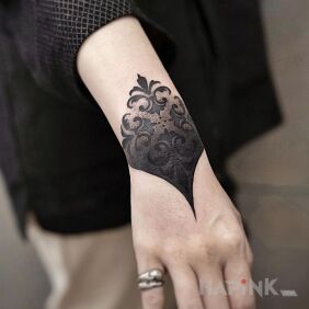 Tattoo Adorned wrist on the upper arm motif: black and gray style: blackwork / blackout