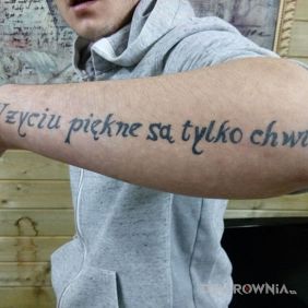 Tatuaż W zyciu piekne sa tylko chwile na przedramieniu motyw: napisy