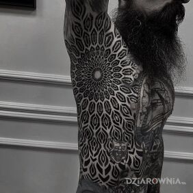 Tatuaż Konkretna mandala bez cackania sie na żebrach motyw: mandale styl: geometryczne