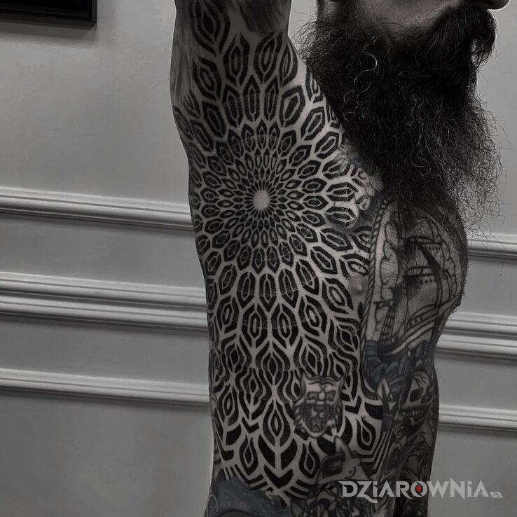 Tatuaż Konkretna mandala bez cackania sie w motywie czarno-szare i stylu geometryczne pod pachą