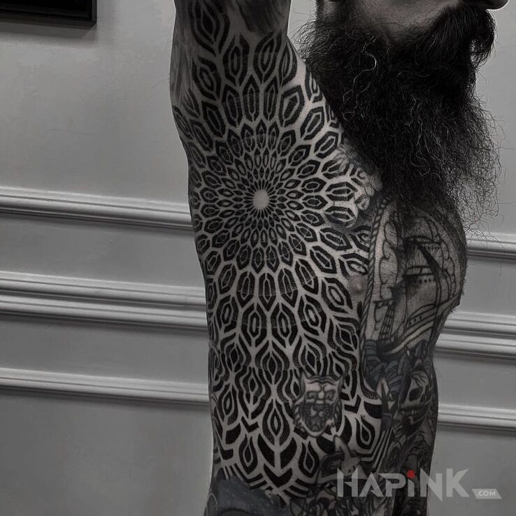 Tattoo Konkretna mandala bez cackania sie in black and gray motif and geometric style on the ribs