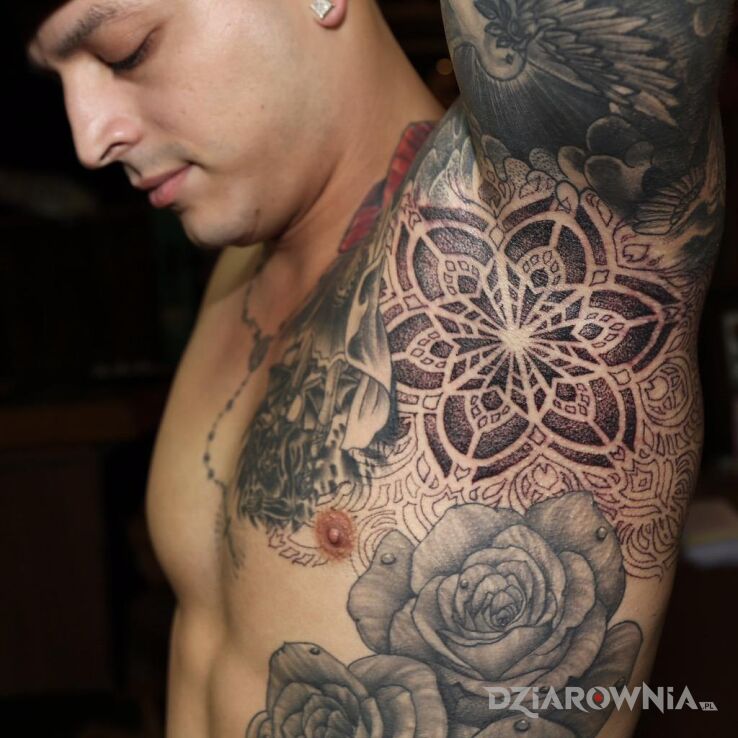 Tatuaż na dole roze na gorze mandala w motywie mandale i stylu geometryczne na żebrach