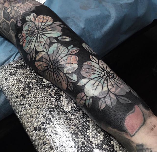 tatuaż blast over kwiaty