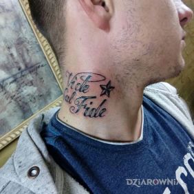 Tatuaż Vide cul fide na szyi motyw: napisy