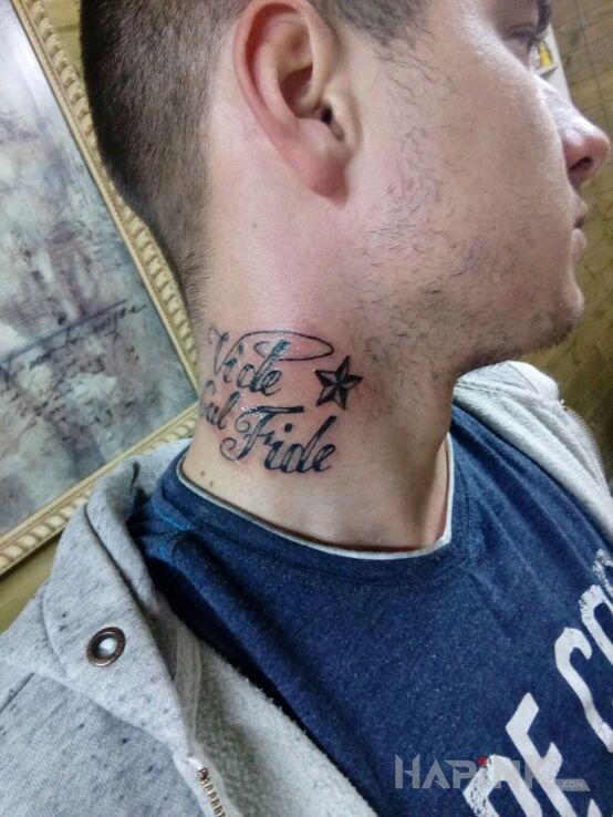 Tattoo Vide cul fide in lettering motif on the neck