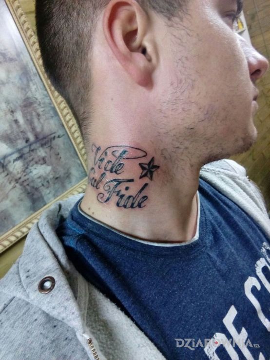 Tatuaż vide cul fide w motywie napisy na szyi