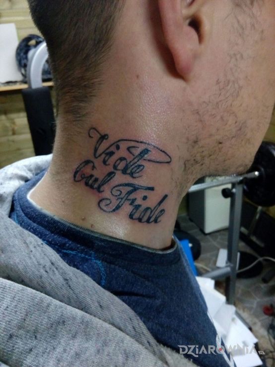 Tatuaż vide cul fide w motywie napisy na szyi