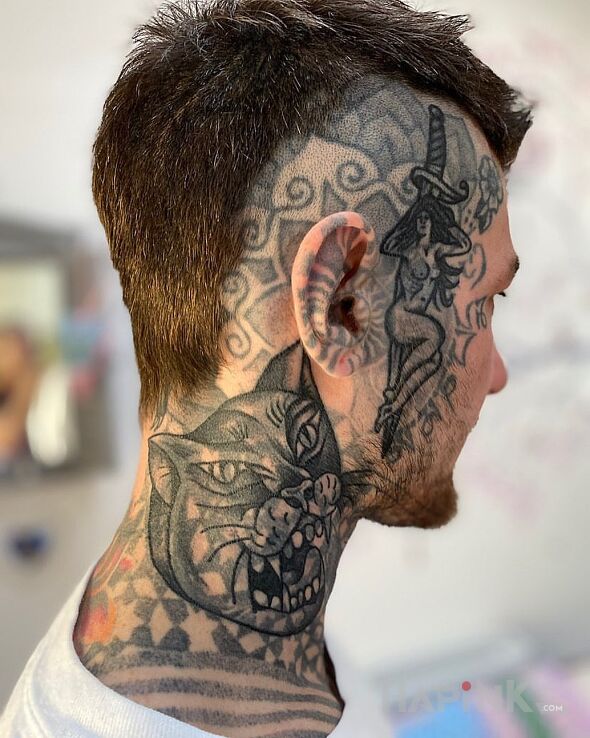 Tattoo Tatuaż na tatuaż in black and gray motif and blast over style on the head