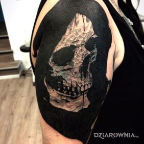 Tatuaż Czacha w kapturze na ramieniu motyw: czaszki styl: blackwork / blackout