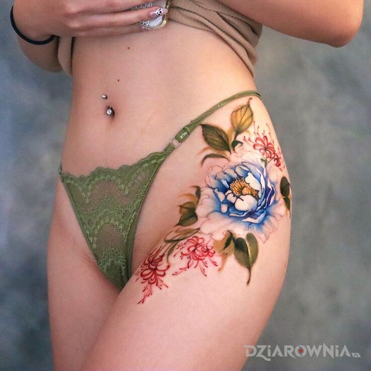 Tatuaż blekitny kwiacior w motywie kwiaty i stylu graficzne / ilustracyjne na biodrze