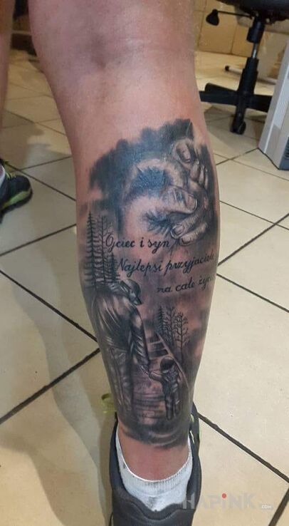 Tattoo Ojciec i Syn in characters motif on the leg